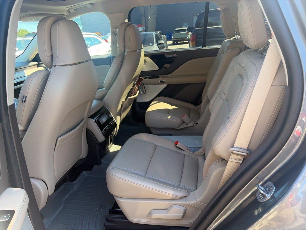 Used 2022 Lincoln Aviator Reserve w/ Equipment Group 201A AWD/4WD image 3