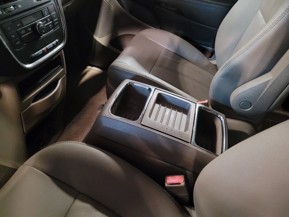 Used 2016 Chrysler Town & Country Touring FWD image 26