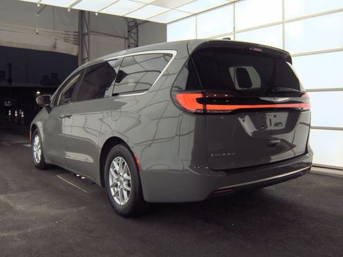 Used 2023 Chrysler Pacifica Touring-L FWD image 4