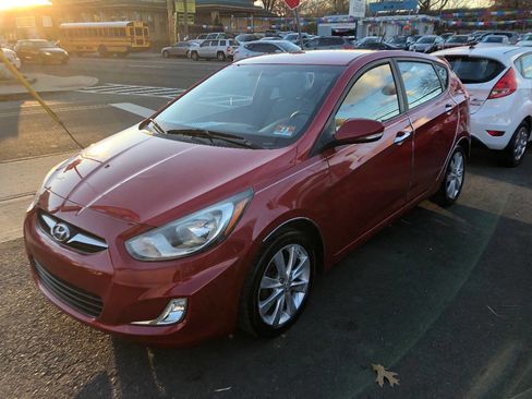 Used 2013 Hyundai Accent SE image 1