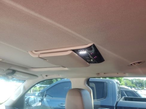 Used 2018 Chevrolet Suburban Premier RWD image 12