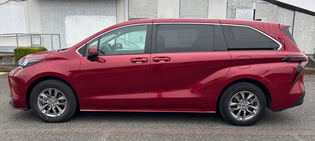 Certified 2024 Toyota Sienna LE AWD/4WD image 8