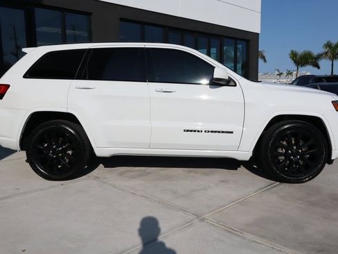 Used 2021 Jeep Grand Cherokee Laredo X image 2