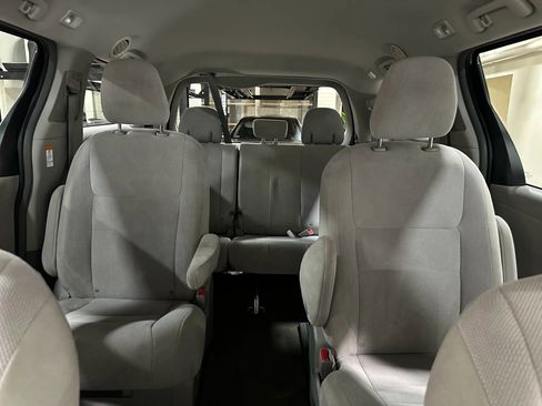 Used 2019 Toyota Sienna L w/ Carpet Mat Package image 45