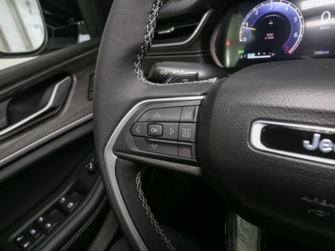 Used 2025 Jeep Grand Cherokee Limited AWD/4WD image 35