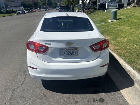Used 2017 Chevrolet Cruze LT FWD image 4