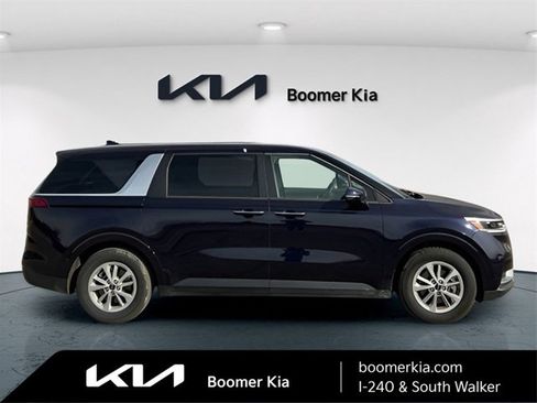 Certified 2024 Kia Carnival LX image 4