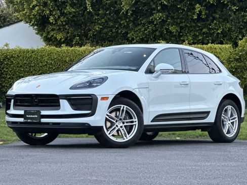 Certified 2025 Porsche Macan image 1