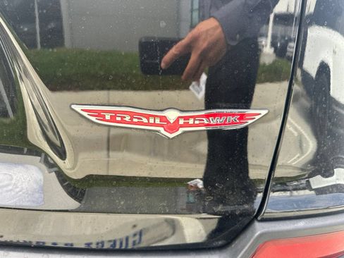 Used 2019 Jeep Cherokee Trailhawk w/ Cold Weather Group AWD/4WD image 7