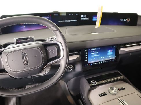 New 2026 Lincoln Navigator Reserve image 3