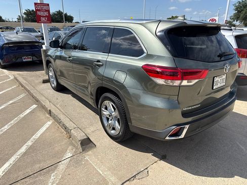 Used 2019 Toyota Highlander Limited FWD image 11