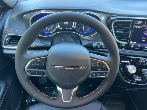 New 2027 Chrysler Pacifica Select FWD image 13