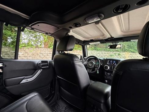 Used 2018 Jeep Wrangler Unlimited Sahara w/ Connectivity Group AWD/4WD image 38