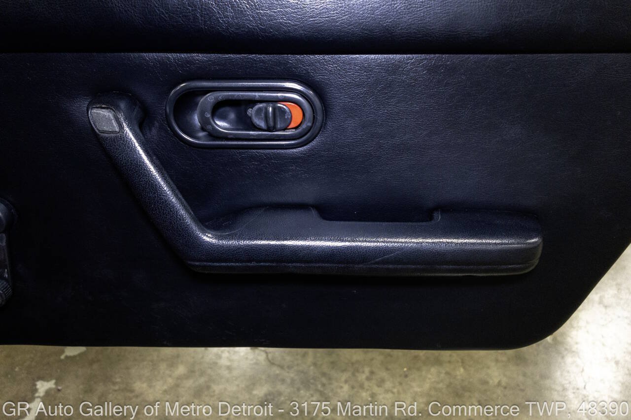 Used 1996 MAZDA MX-5 Miata RWD image 35