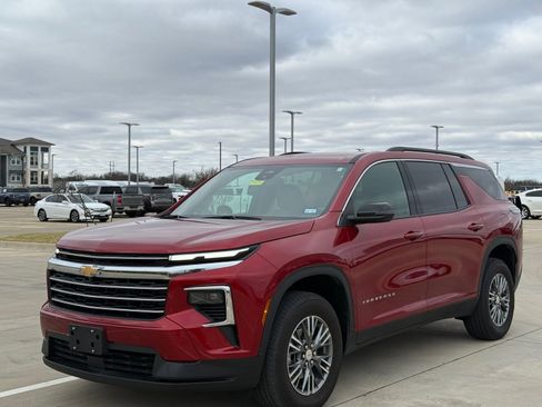 Certified 2025 Chevrolet Traverse LT image 3