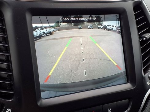 Used 2022 Jeep Cherokee Latitude Lux w/ Sun & Sound Group AWD/4WD image 5