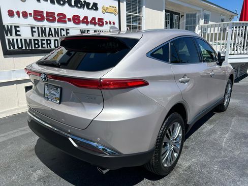 Used 2023 Toyota Venza XLE image 7