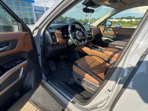 Used 2025 Nissan Pathfinder Platinum w/ Cargo Package AWD/4WD image 5