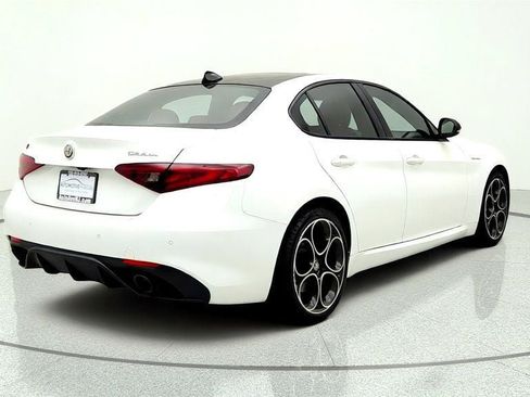 Used 2023 Alfa Romeo Giulia Veloce AWD/4WD image 5
