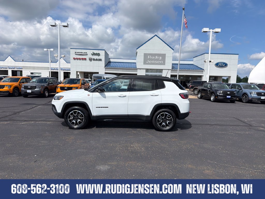 Used 2025 Jeep Compass Trailhawk AWD/4WD image 2