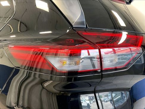 Used 2023 Nissan Rogue SV AWD/4WD image 34