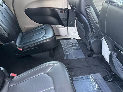 Used 2024 Chrysler Pacifica Touring-L image 19