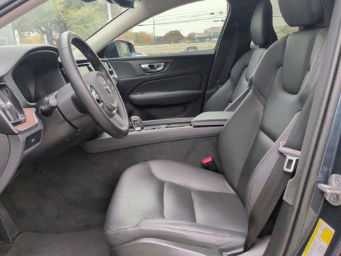 Used 2025 Volvo V60 B5 Cross Country Plus image 17