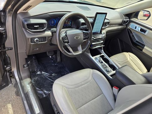 Used 2021 Ford Explorer Platinum w/ Equipment Group 601A AWD/4WD image 16