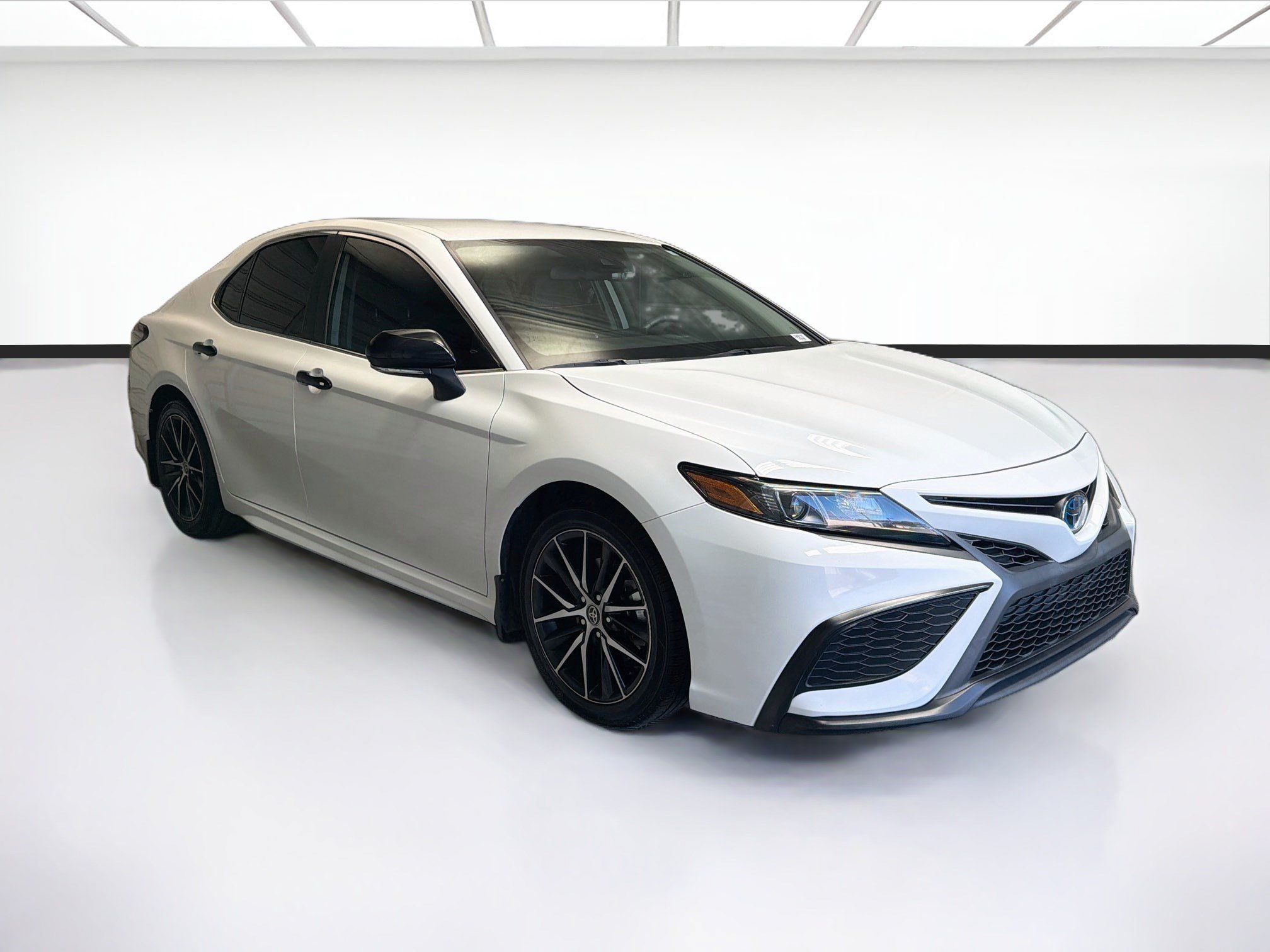 Used 2024 Toyota Camry SE w/ Cold Weather Package FWD image 3
