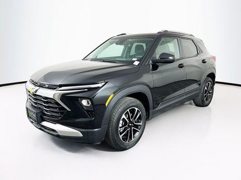 Used 2025 Chevrolet TrailBlazer LT AWD/4WD image 3
