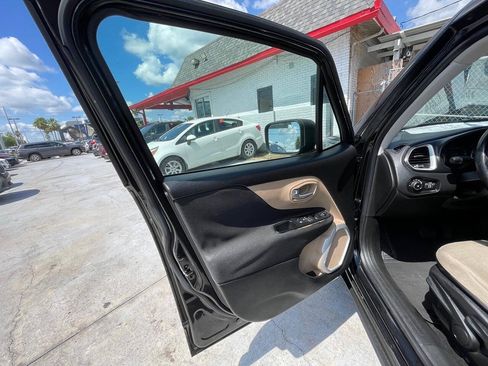 Used 2015 Jeep Renegade Latitude w/ Cold Weather Group II FWD image 10