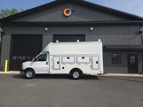 Used 2018 Chevrolet Express 3500 w/ Power Convenience Package image 27