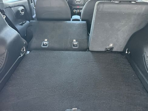 Used 2016 Jeep Renegade Latitude FWD image 15