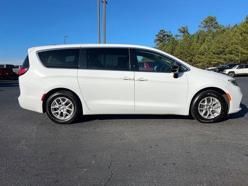 Used 2024 Chrysler Pacifica Touring-L image 4