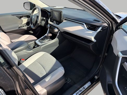 Used 2021 Toyota RAV4 XLE w/ Convenience Package image 10