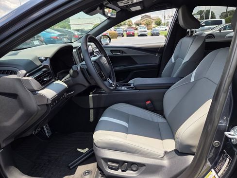 Used 2026 Toyota Camry SE w/ Convenience Package FWD image 4
