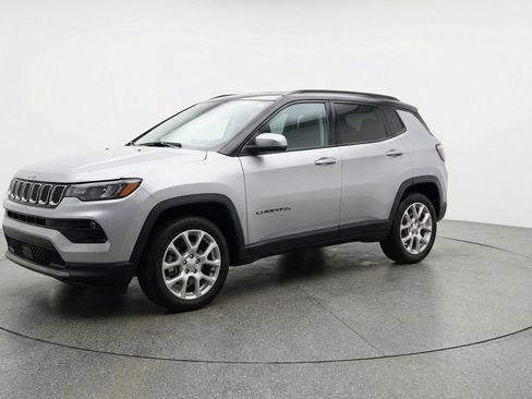 Used 2025 Jeep Compass Limited image 3