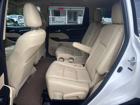 Used 2014 Toyota Highlander Limited Platinum FWD image 12