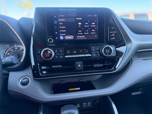 Used 2024 Toyota Highlander XLE image 15