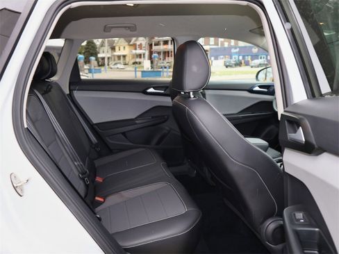 Certified 2022 Volkswagen Taos SE w/ Driver Assistance Package image 25