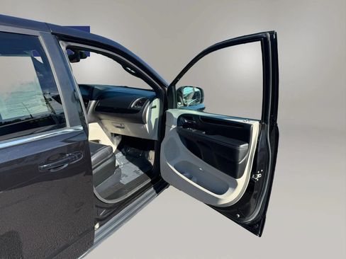 Used 2019 Dodge Grand Caravan SXT FWD image 28