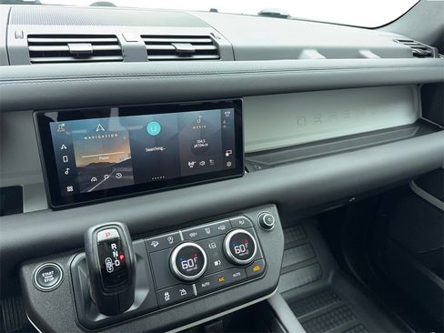 Used 2024 Land Rover Defender 90 S image 19