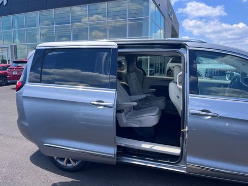 Used 2019 Chrysler Pacifica Limited w/ Tire & Wheel Group FWD image 3