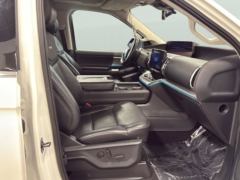 Certified 2025 Ford Expedition Platinum w/ Driver's Package AWD/4WD image 17
