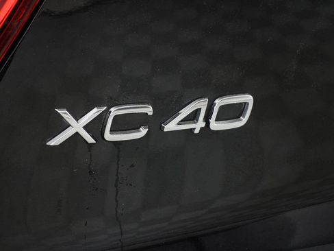 Certified 2025 Volvo XC40 B5 Plus image 19