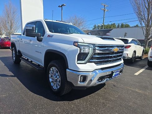 Used 2025 Chevrolet Silverado 2500 LTZ w/ LTZ Premium Package AWD/4WD image 11