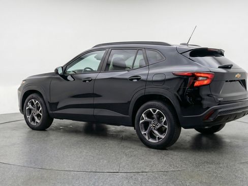 Used 2025 Chevrolet Trax LT FWD image 6