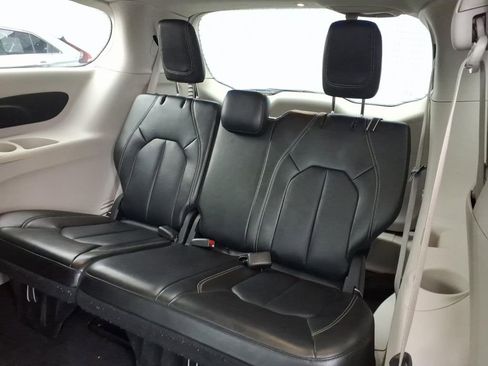 Used 2024 Chrysler Pacifica Touring-L image 7