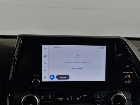 Used 2025 Toyota Highlander LE image 19