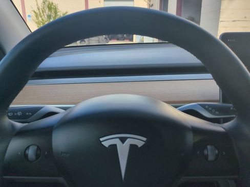 Used 2024 Tesla Model Y Long Range AWD/4WD image 33